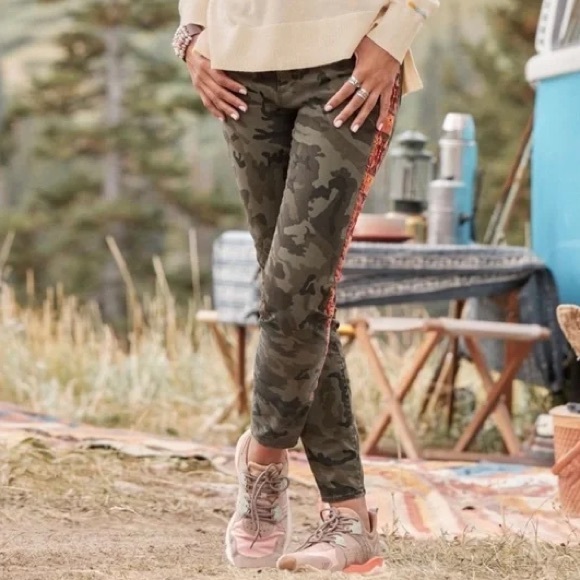 Driftwood Embroidered Jackie Jeans in Sedona Camo Size 25 - Picture 2 of 7